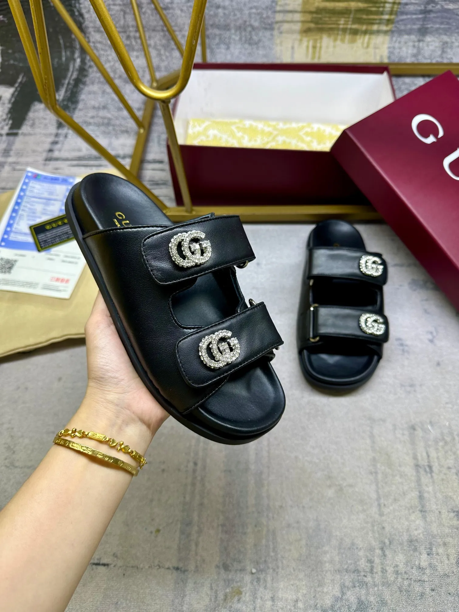 👟👟Ex-factory price 440👟👟Gucci’s latest popular slippers, double-strip Velcro straps are adjustable, and the cowhide fabric is embellished with double G diamond fasteners. Number of yards: 35-41 yards,
